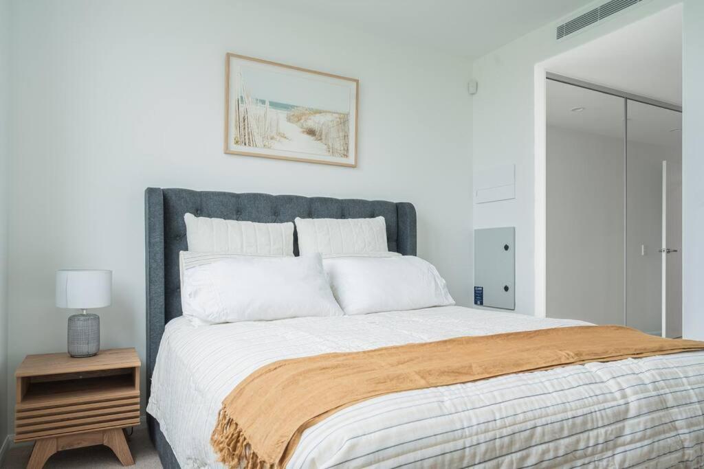 Lux Lakeside Apt - Gold Coast