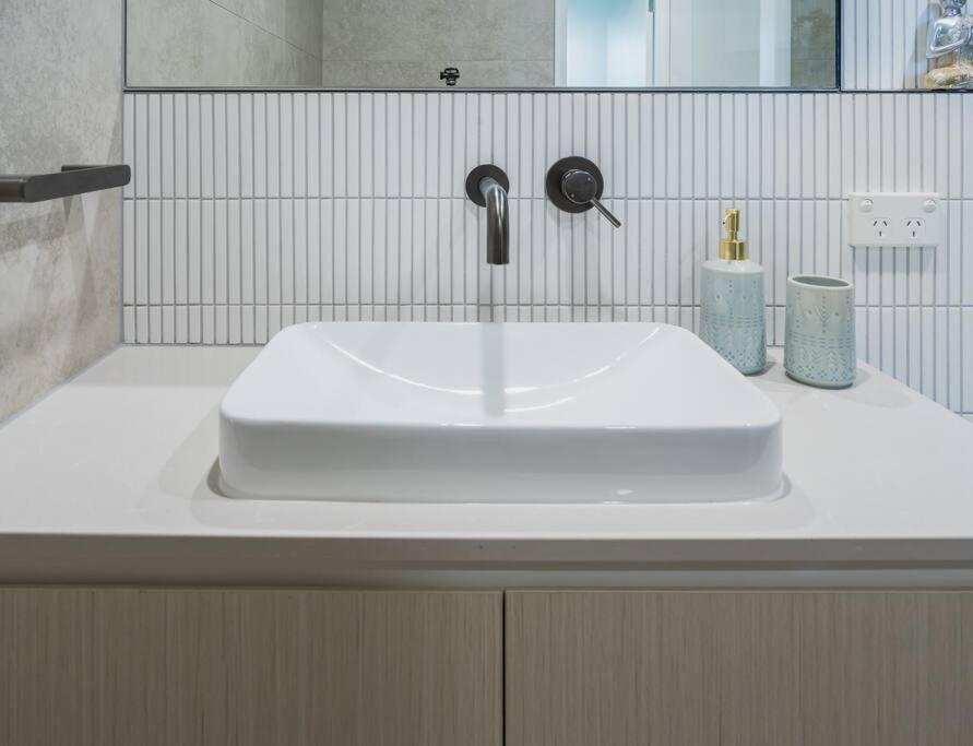 Lux Lakeside Apt - Gold Coast