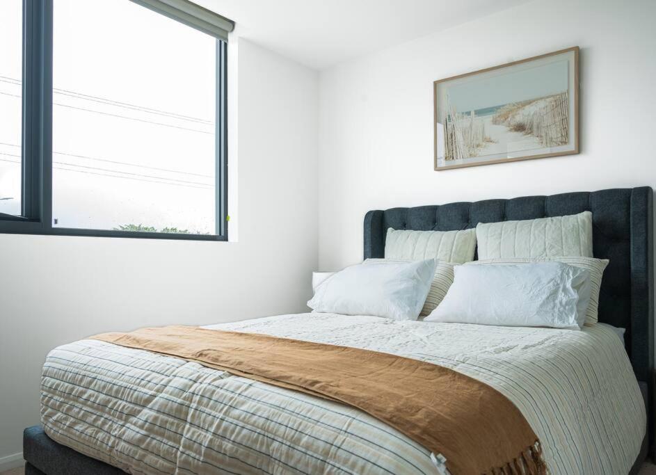 Lux Lakeside Apt - Gold Coast