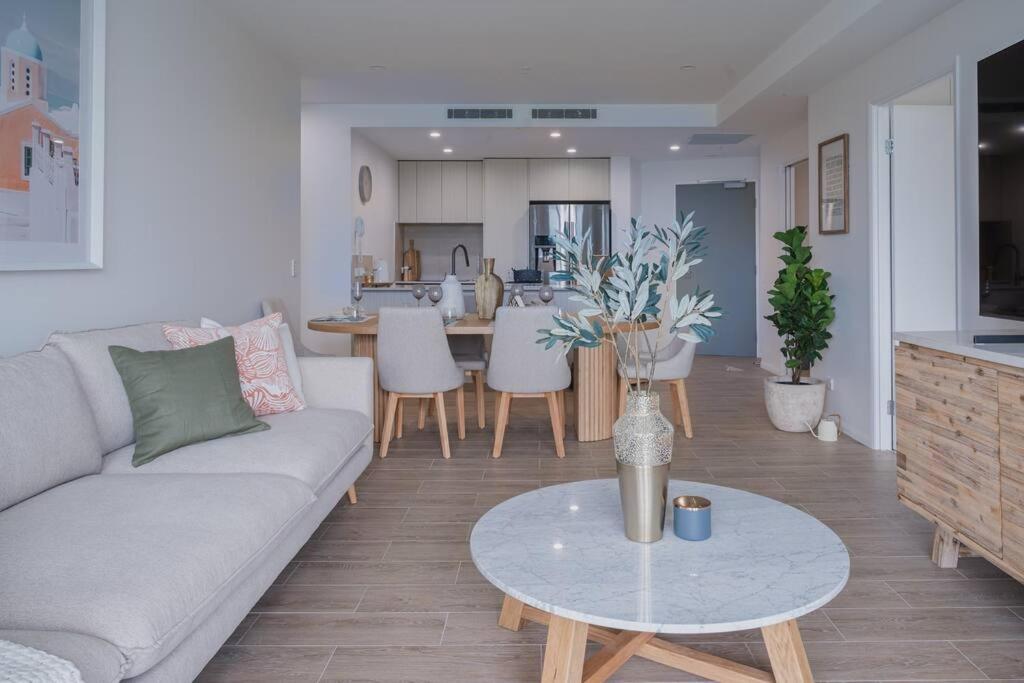 Lux Lakeside Apt - Gold Coast