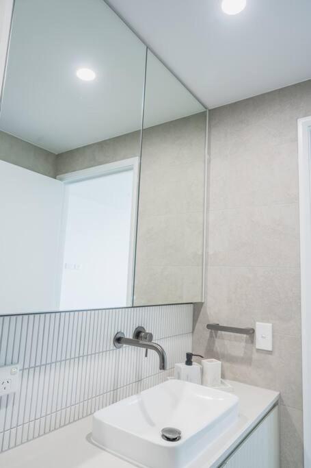 Lux Lakeside Apt - Gold Coast
