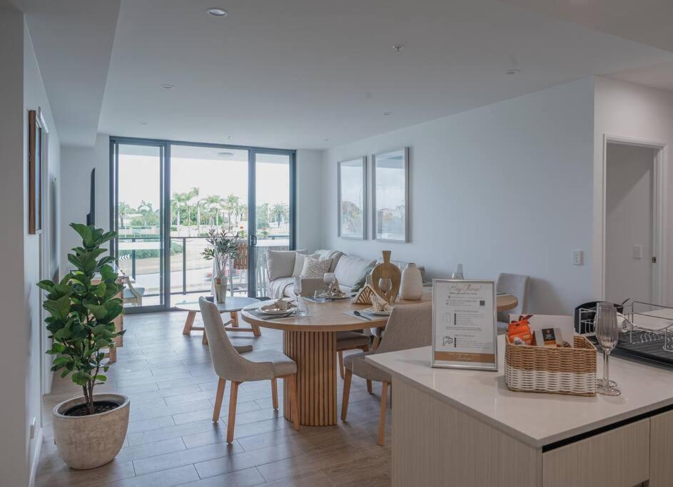 Lux Lakeside Apt - Gold Coast