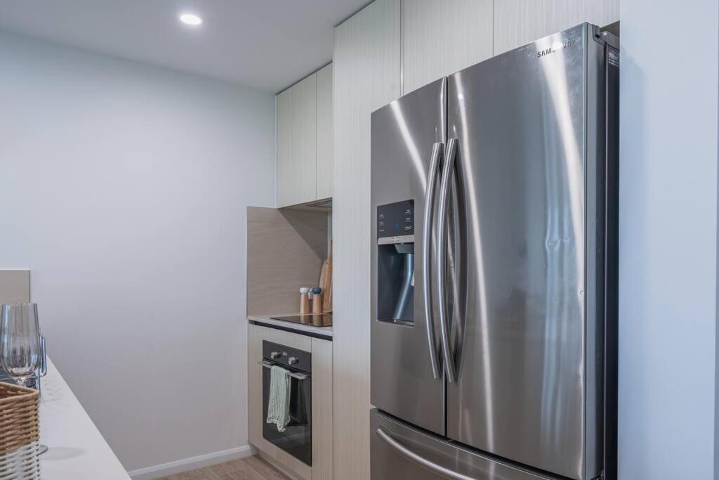 Lux Lakeside Apt - Gold Coast