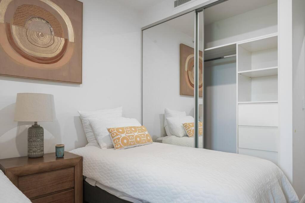 Lux Lakeside Apt - Gold Coast