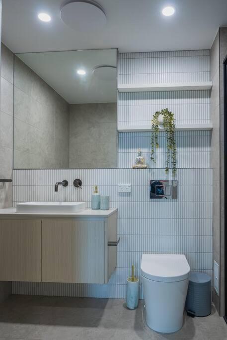 Lux Lakeside Apt - Gold Coast
