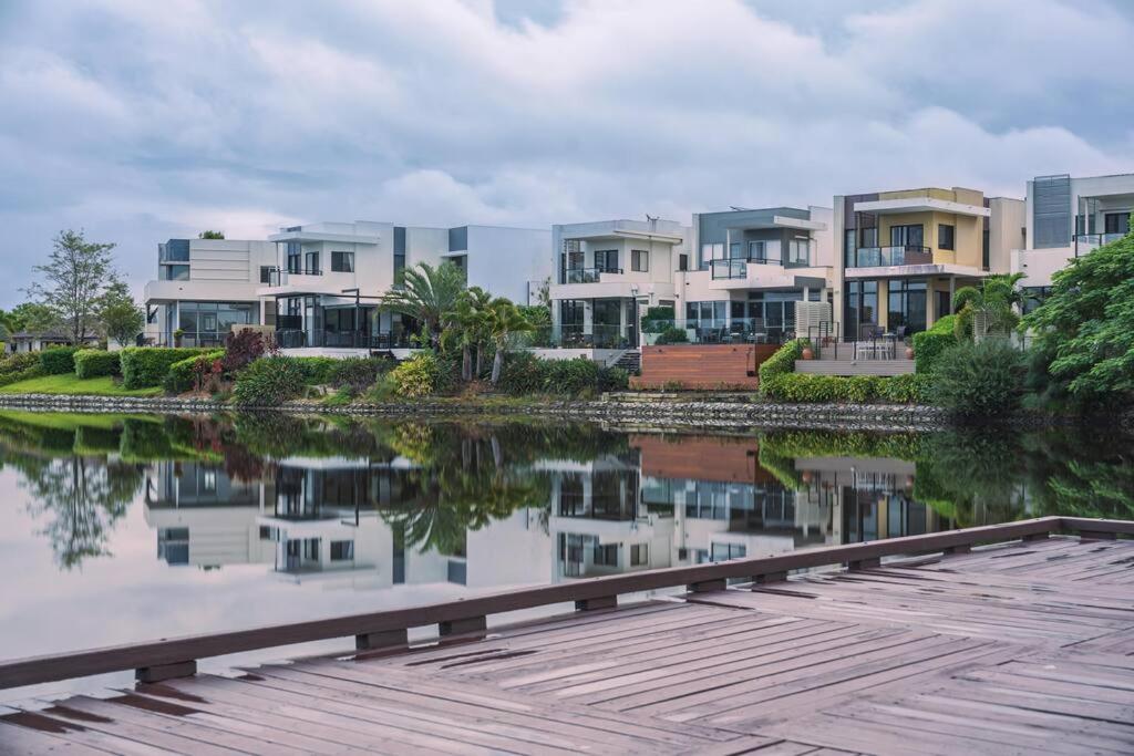 Lux Lakeside Apt - Gold Coast