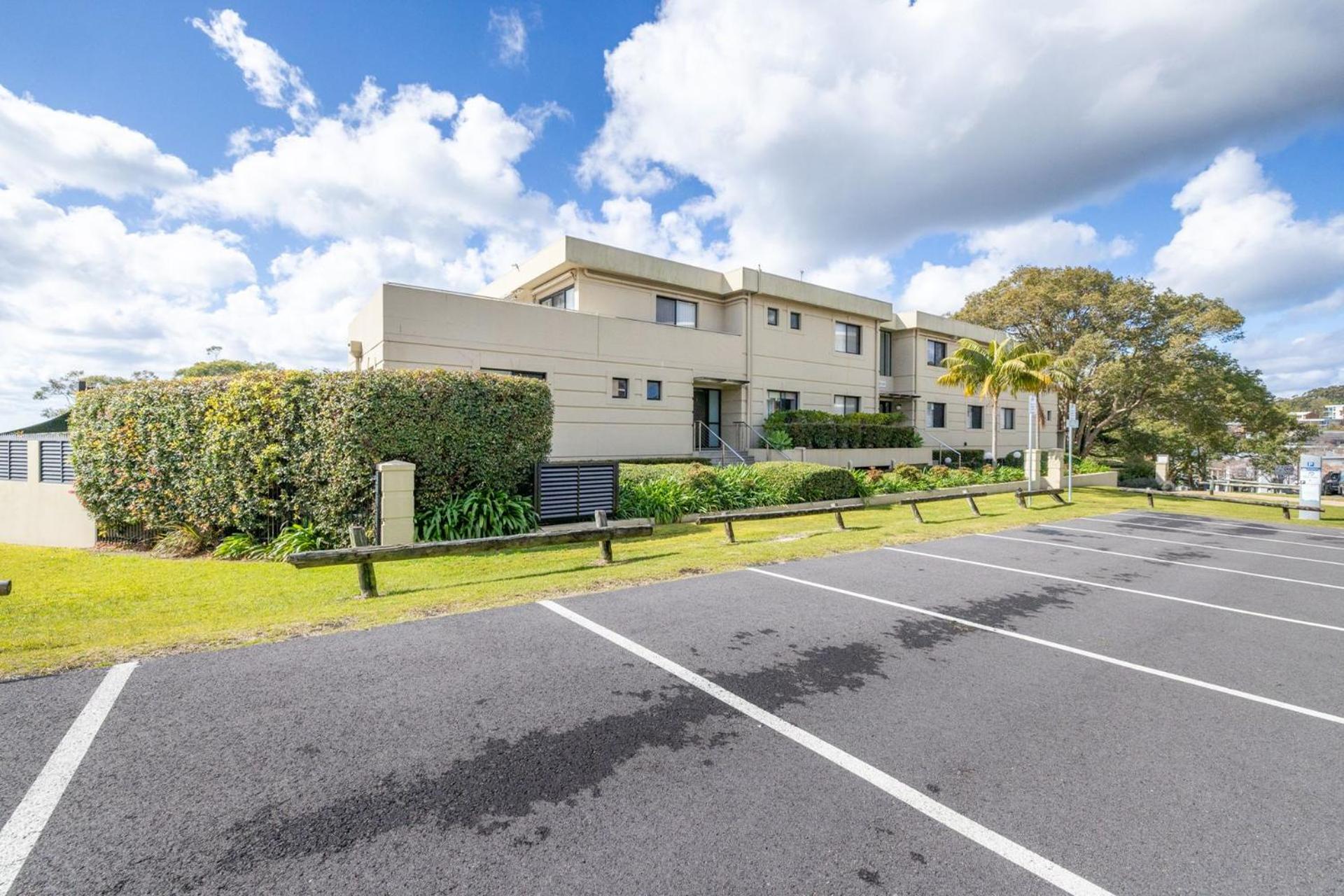 Paradiso, 3,4 Laman Street - Comfortable unit with water views, aircon, solar heated pool and in the heart of town view 4