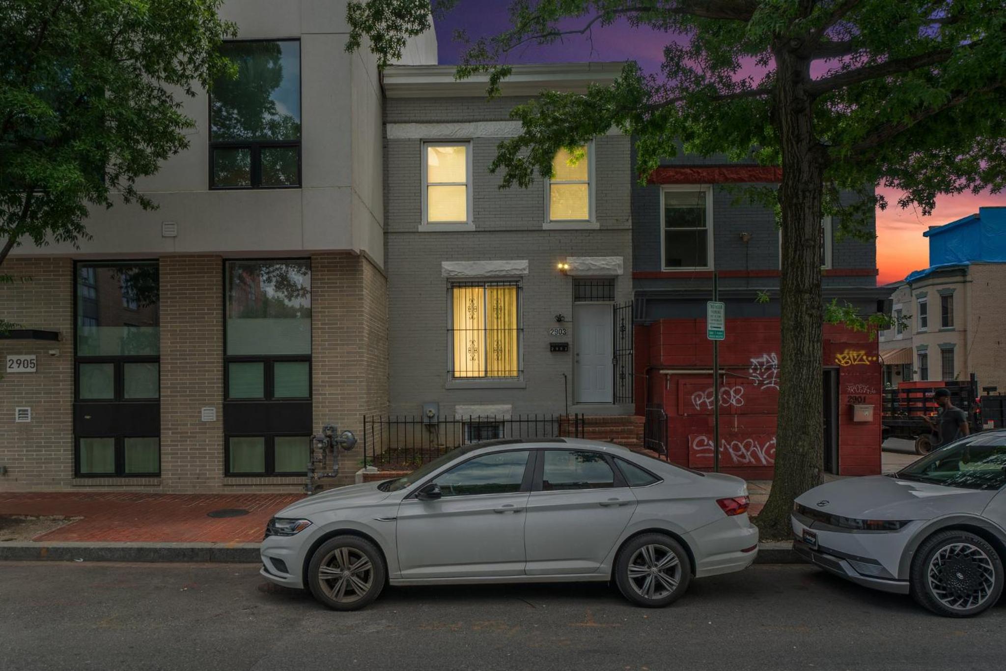Charming 4-bedroom townhome in fabulous Washington with AC, WiFi view 4