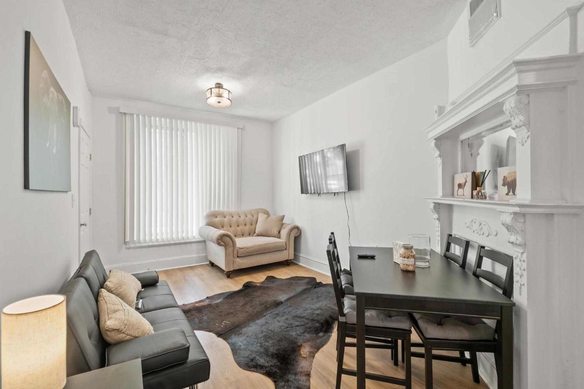 Charming 4-bedroom townhome in fabulous Washington with AC, WiFi view 2