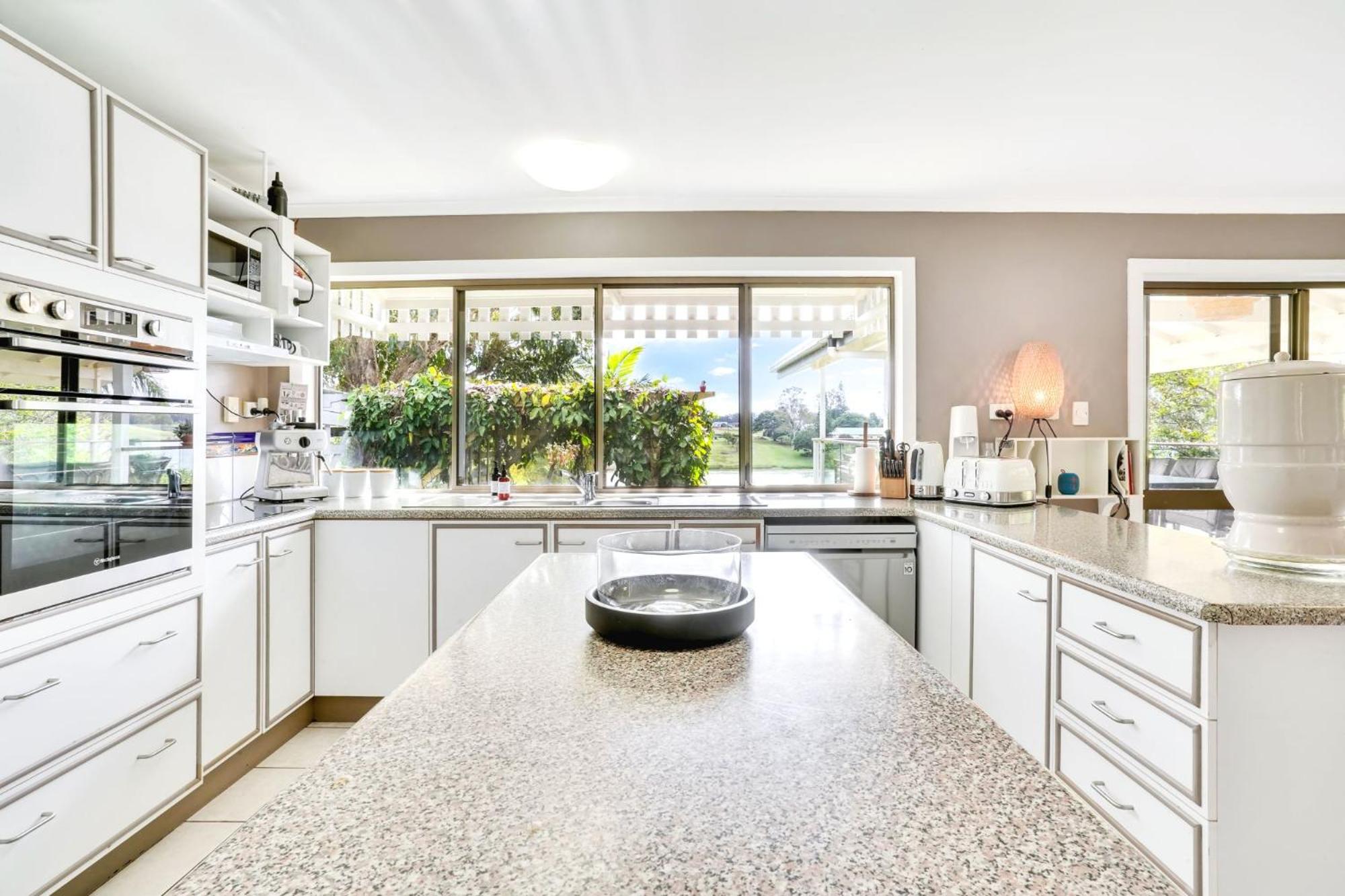 LakeSide Tinaroo only 2.5km from Yungaburra town