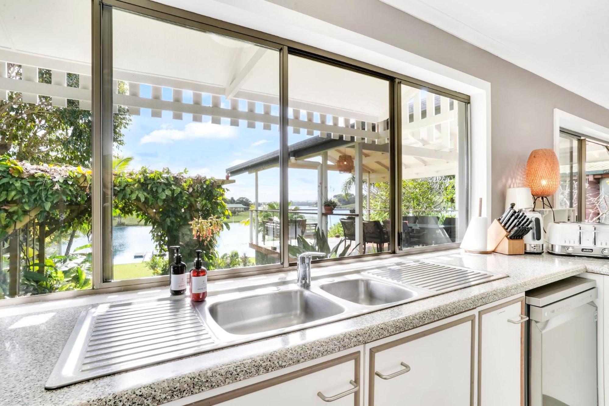LakeSide Tinaroo only 2.5km from Yungaburra town