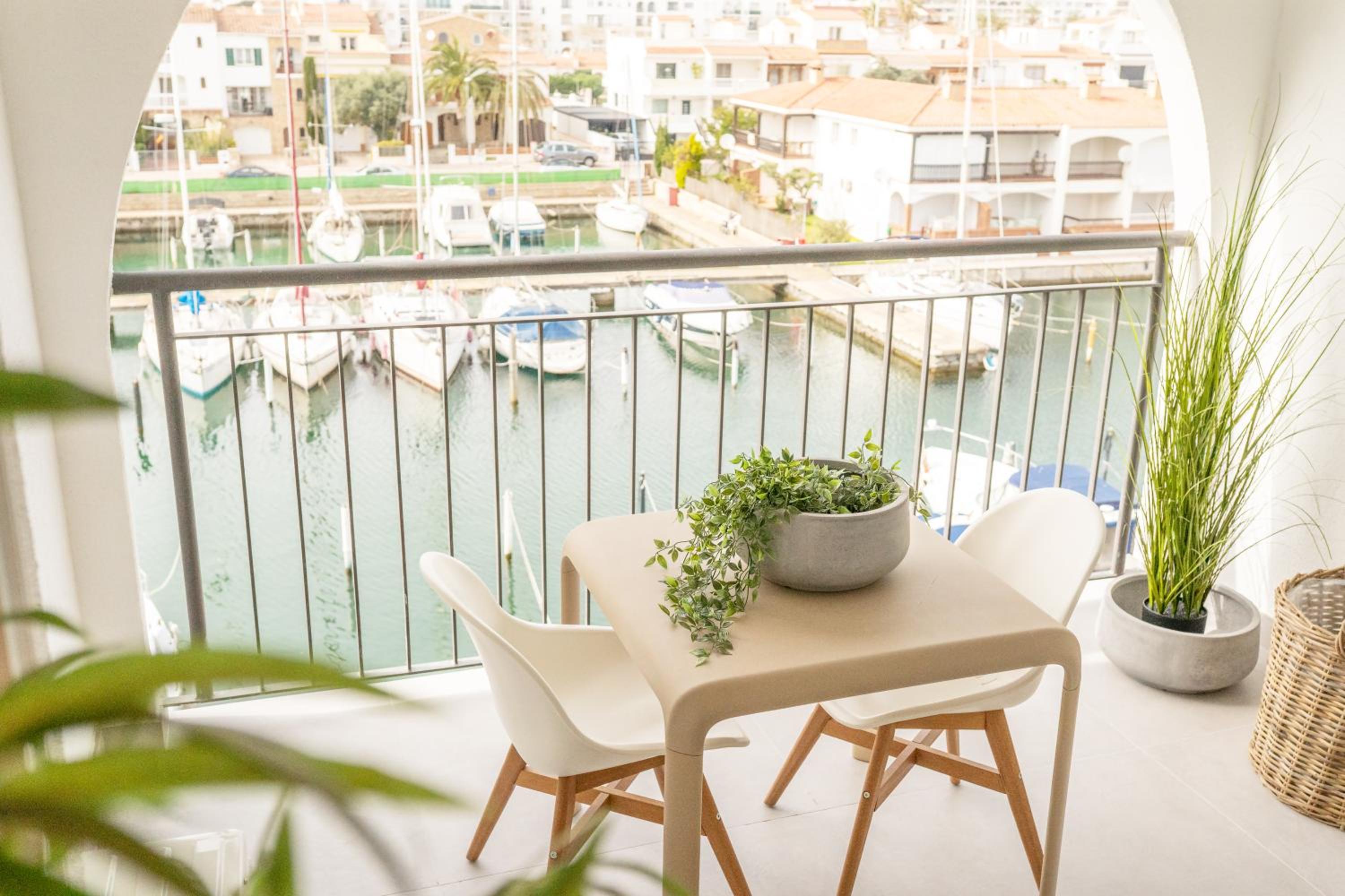 Elegante Estudio Frente al Canal con Terraza