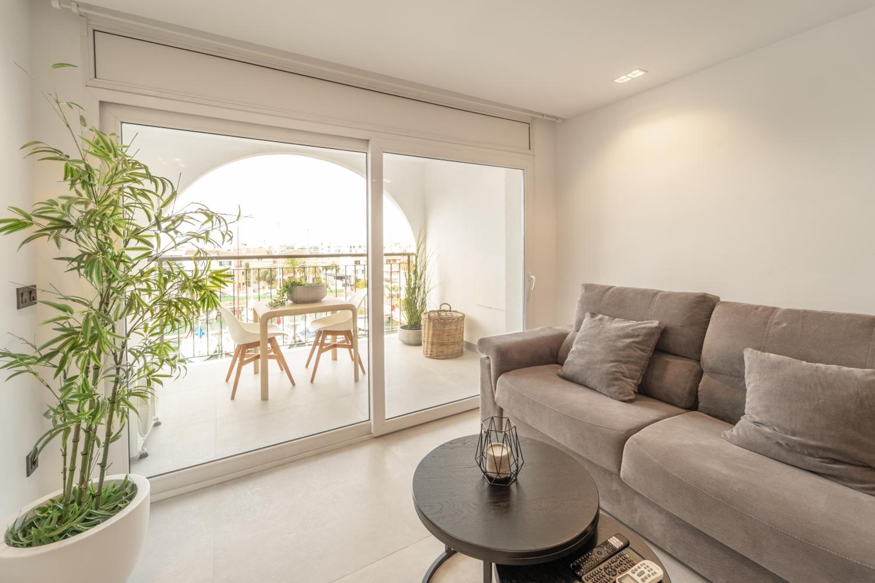Elegante Estudio Frente al Canal con Terraza