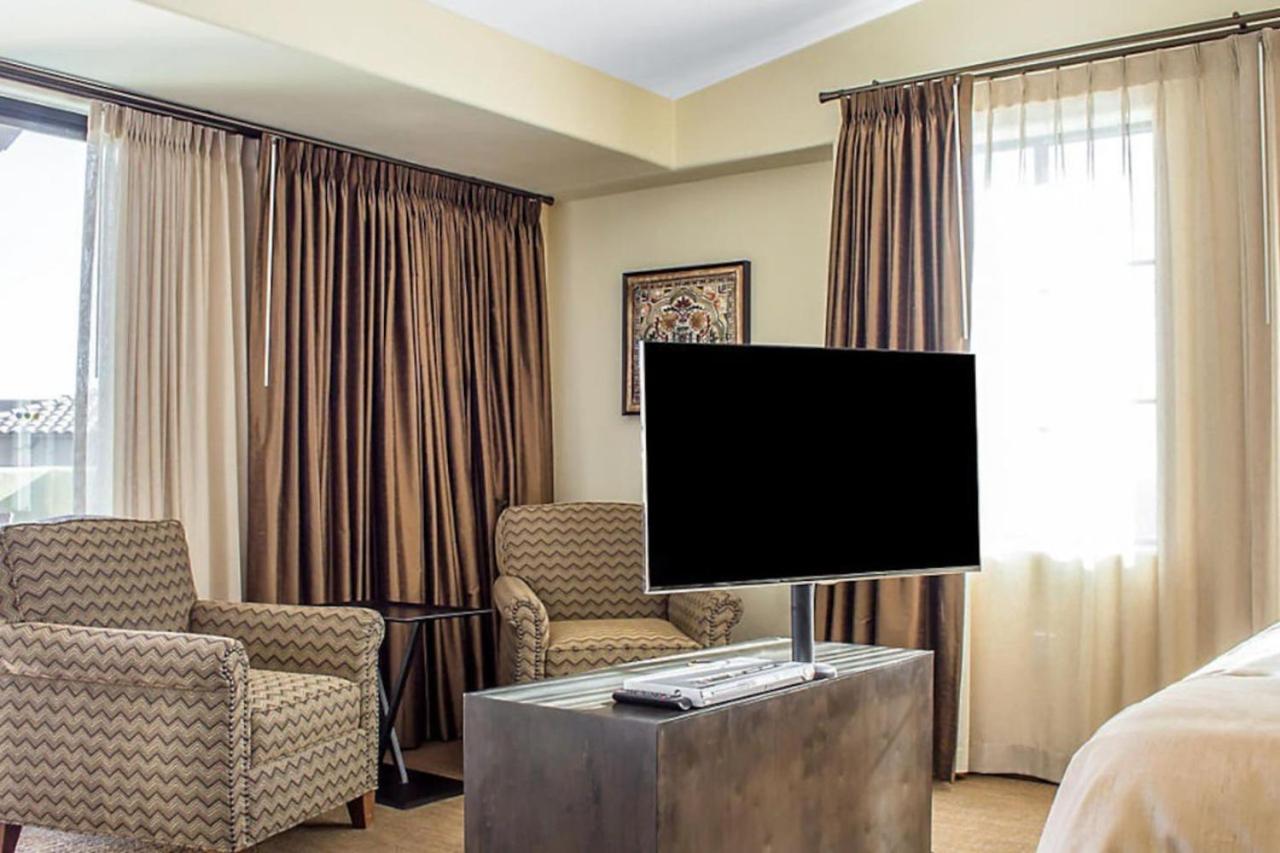 Beautiful Studio Apt in a great resort setting with fountains courtyards and pool with bar view 3