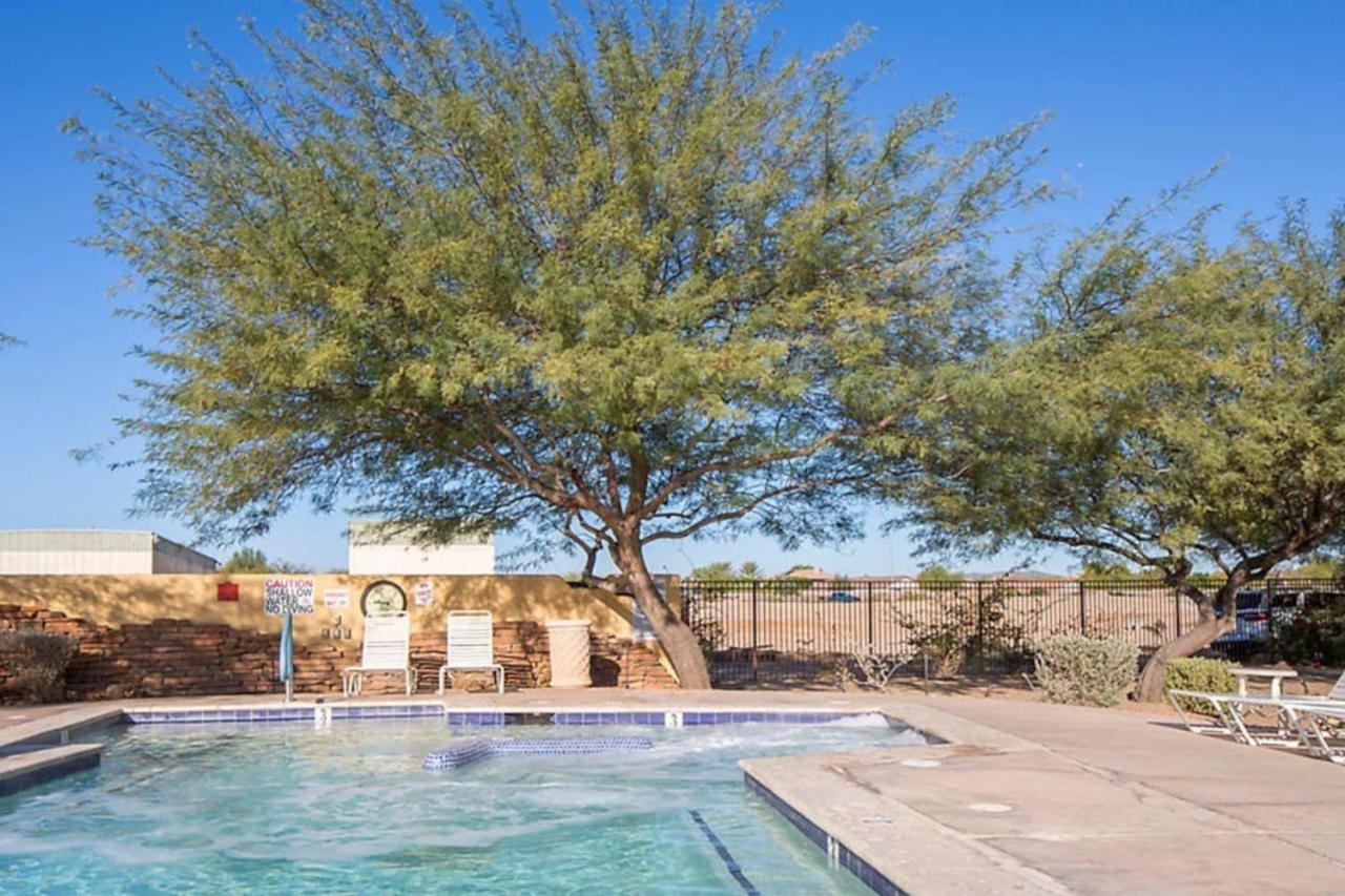 Beautiful Studio Apt in a great resort setting with fountains courtyards and pool with bar view 4