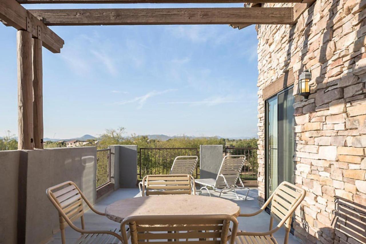 Beautiful Studio Apt in a great resort setting with fountains courtyards and pool with bar view 5