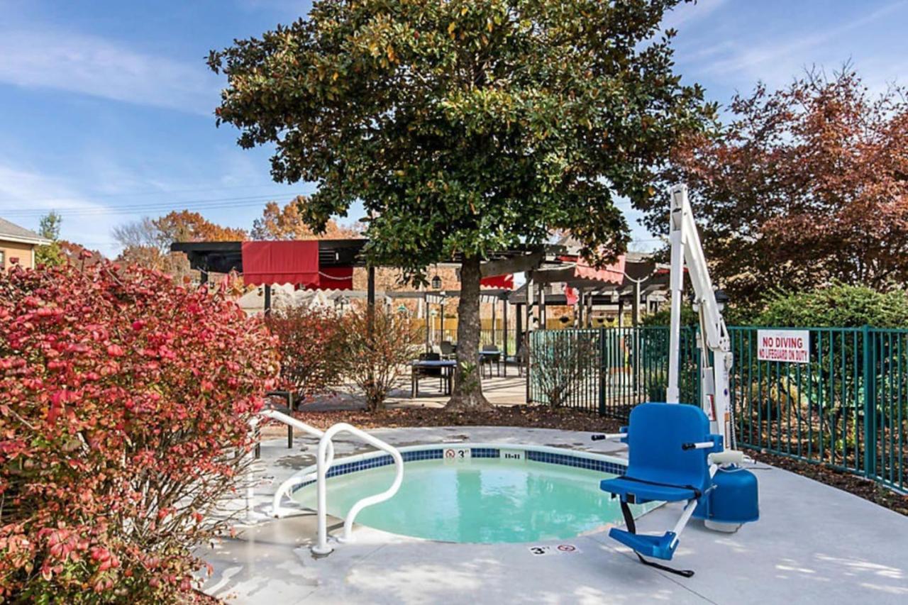 Enjoy Branson in a great 1BD condo with resort amenities including mini-golf view 3