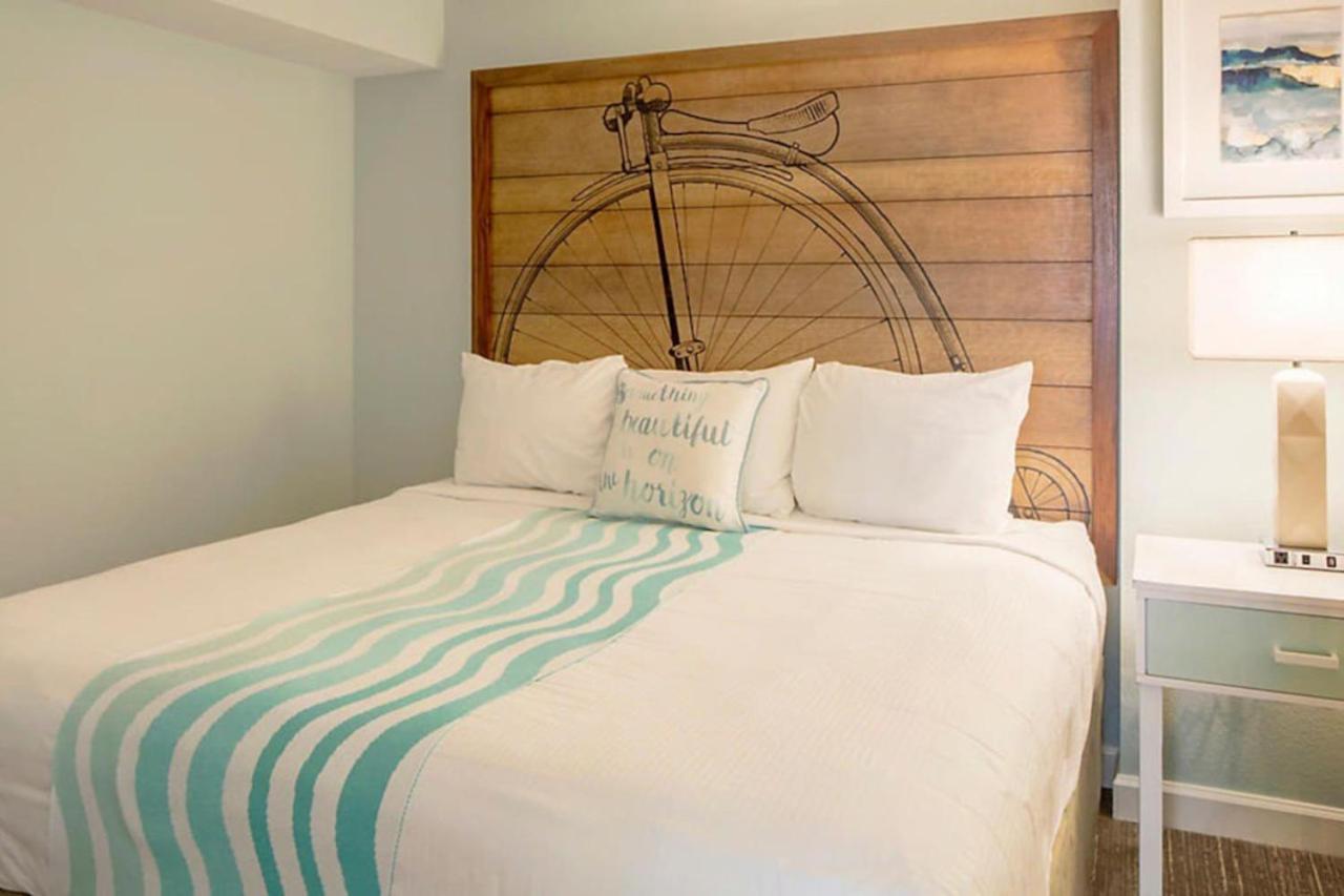 1BD resort condo with resort amenities including a lazy river view 3