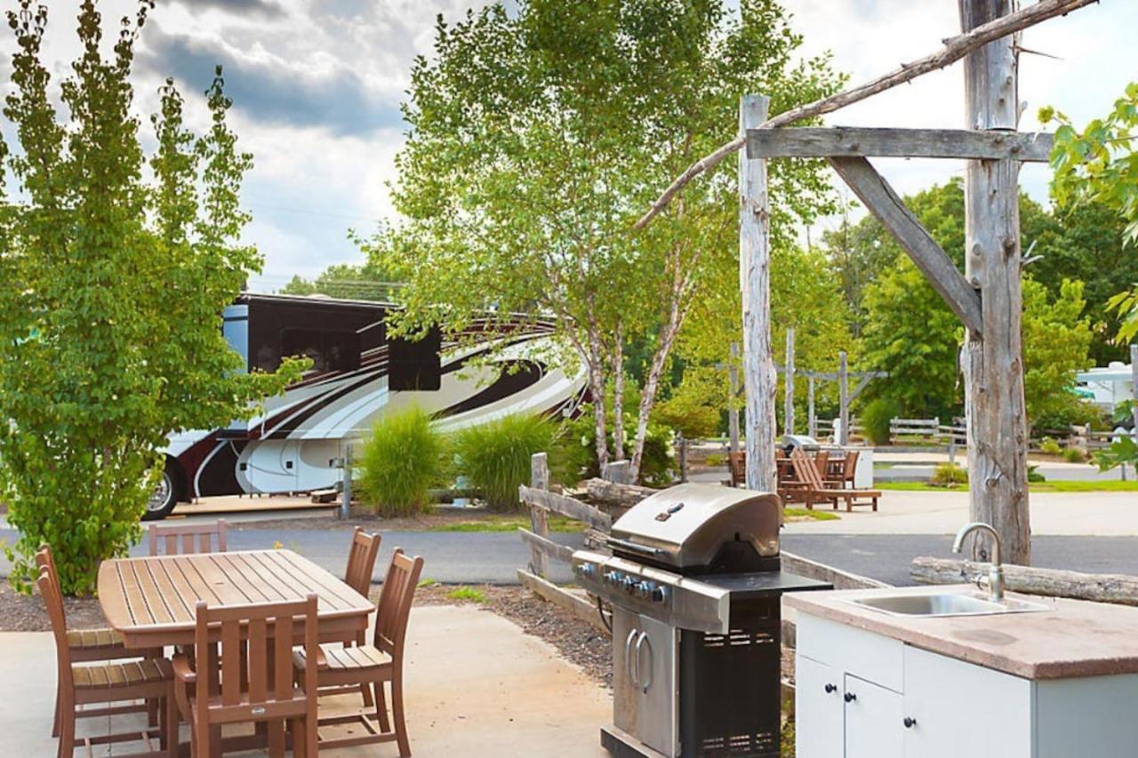 Enjoy 1000 acres of rolling hillside on this equestrian themed resort 1BD condo view 5