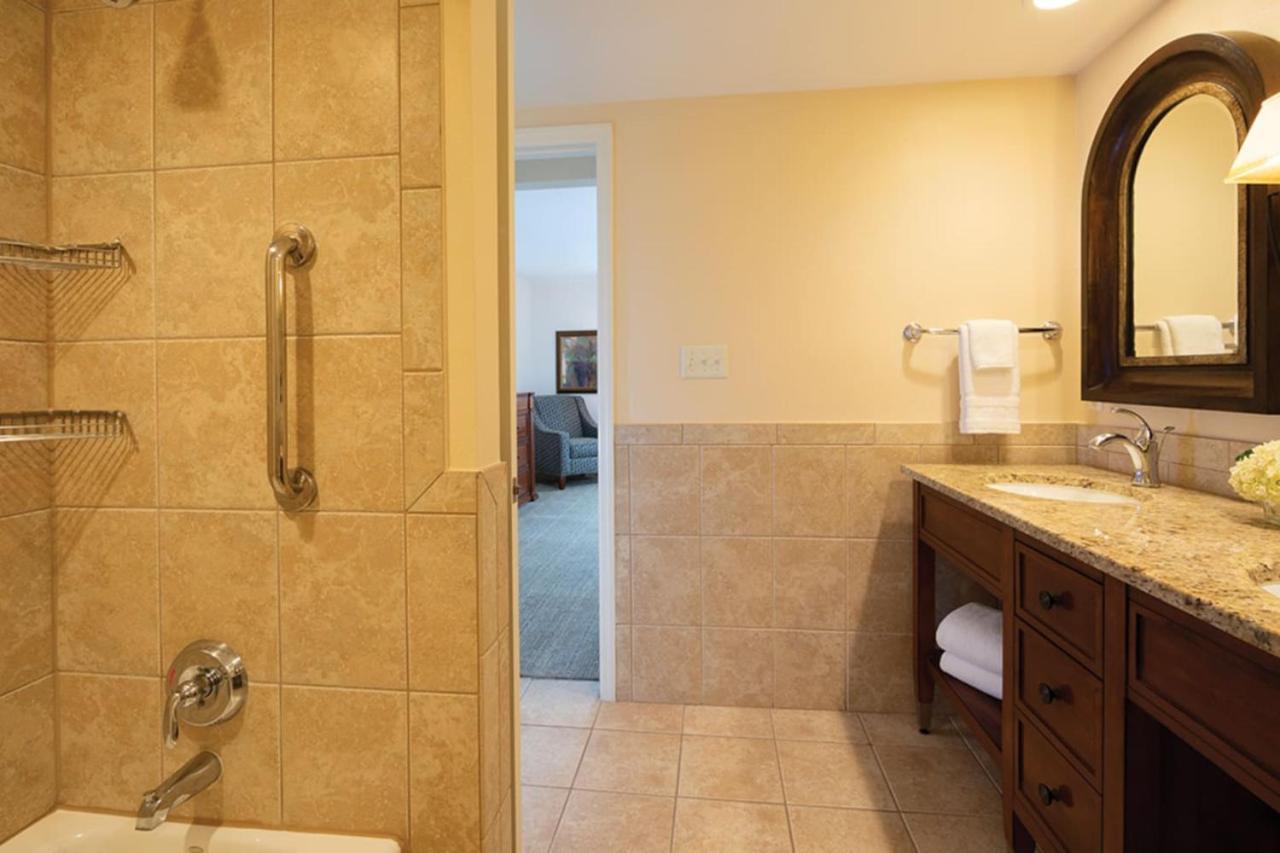 Have fun in this 2BD condo in a resort setting with close access to Orlando parks