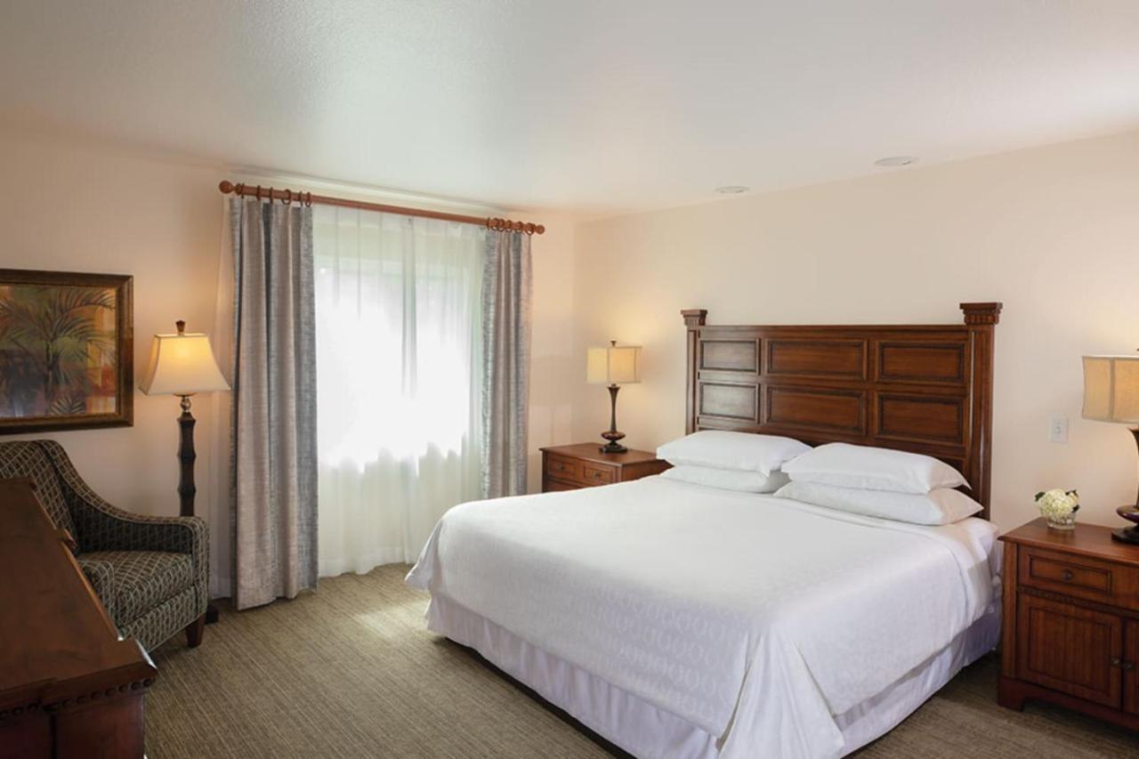 Have fun in this 2BD condo in a resort setting with close access to Orlando parks