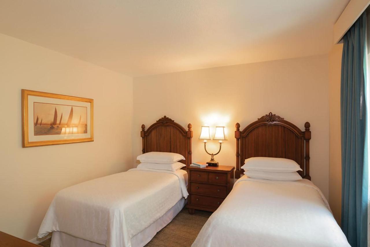 Have fun in this 2BD condo in a resort setting with close access to Orlando parks