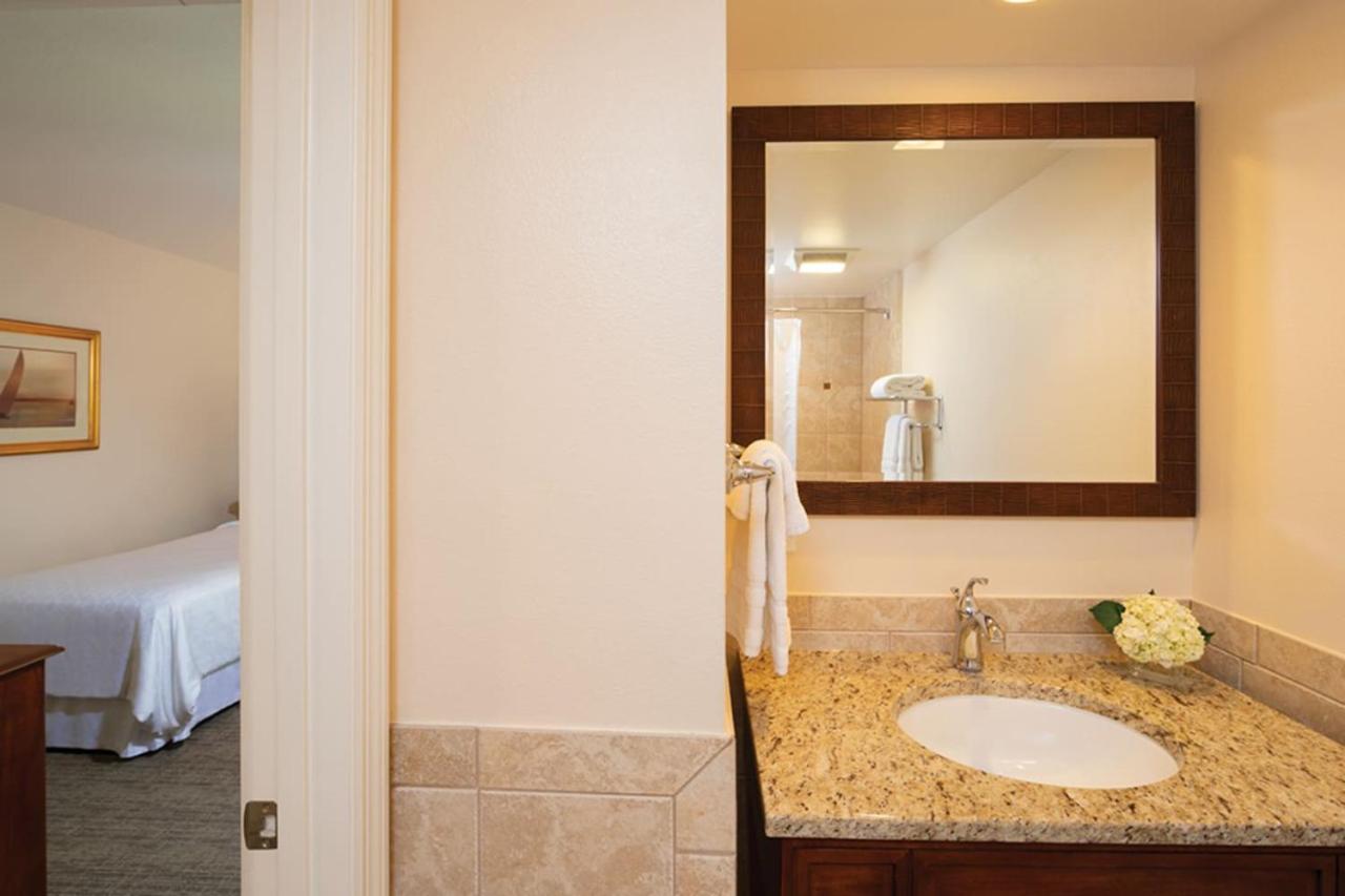 Have fun in this 2BD condo in a resort setting with close access to Orlando parks