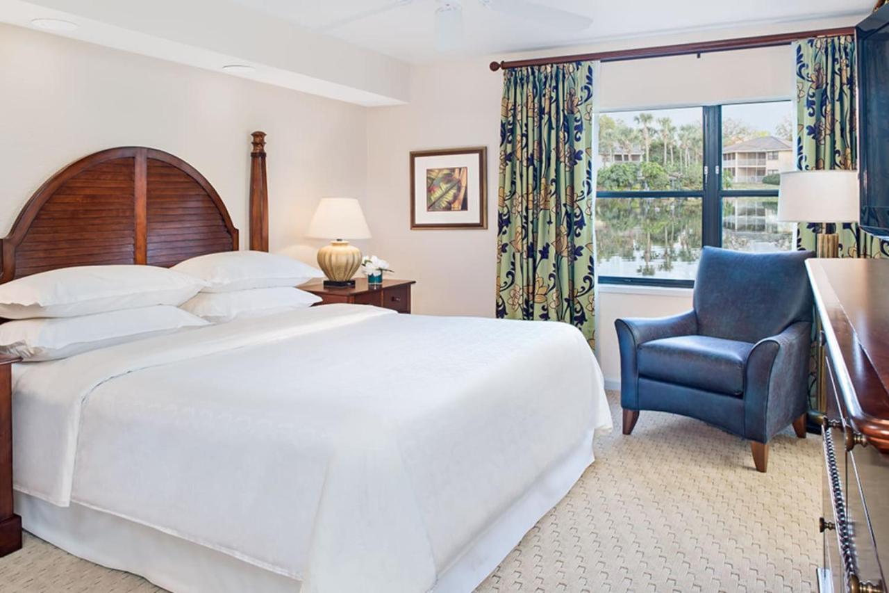 Have fun in this 2BD condo in a resort setting with close access to Orlando parks