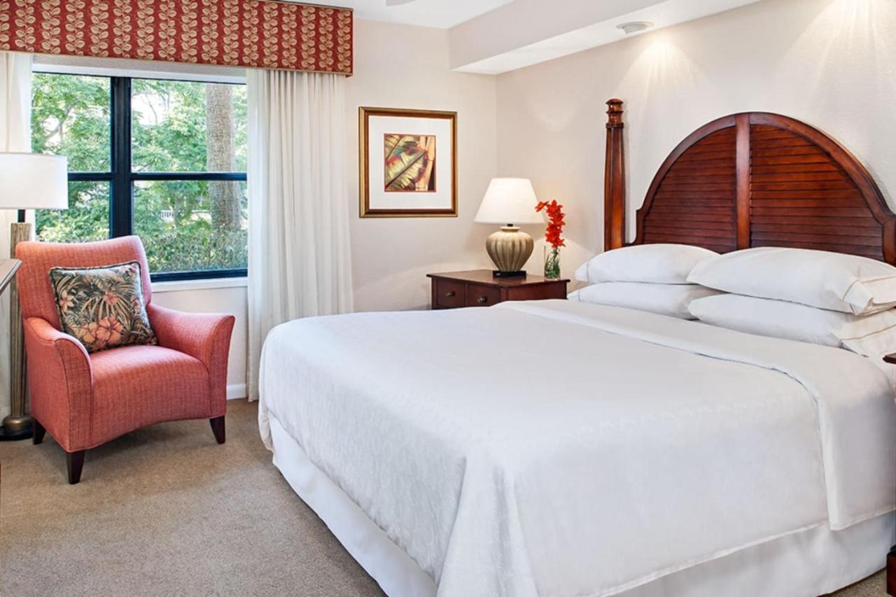 Have fun in this 2BD condo in a resort setting with close access to Orlando parks
