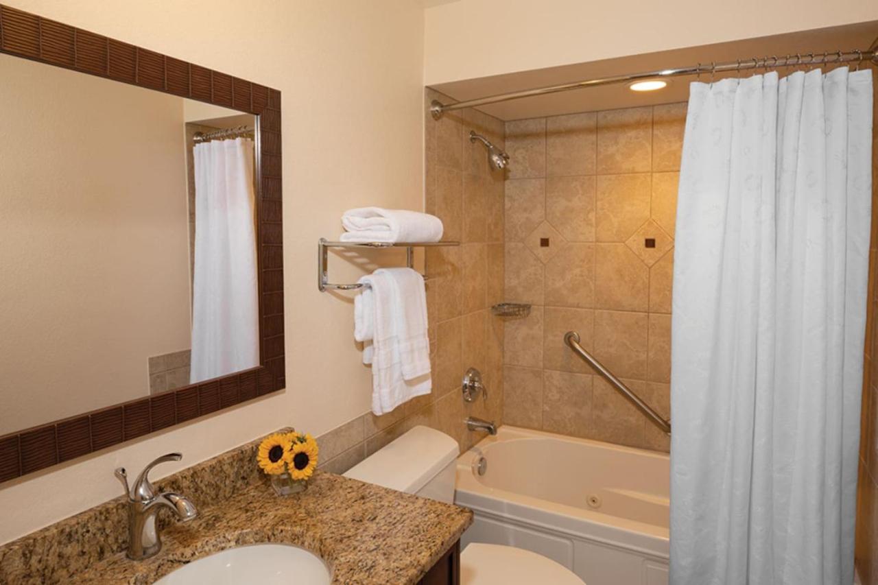 Have fun in this 2BD condo in a resort setting with close access to Orlando parks