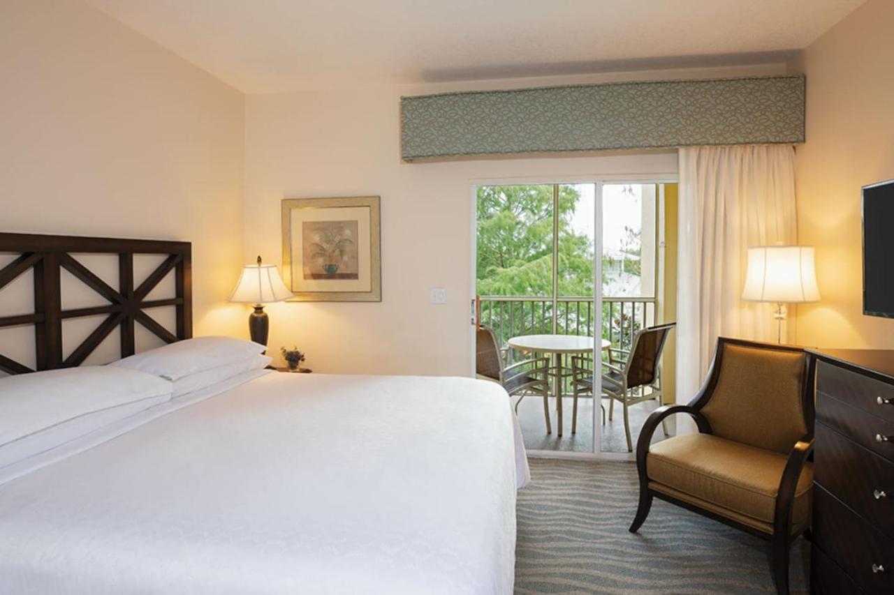 Have fun in this 2BD condo in a resort setting with close access to Orlando parks