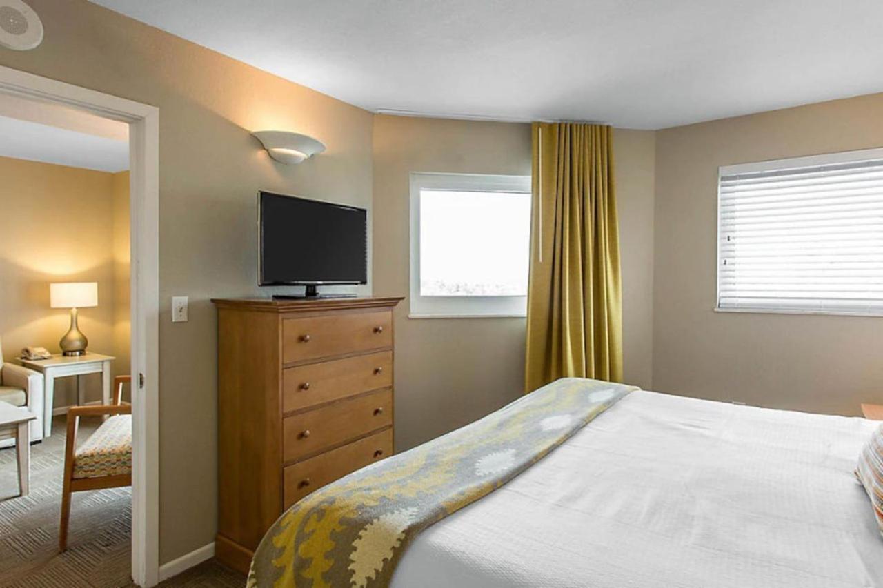 Beach themed 1BD condo with resort amenities including lazy river