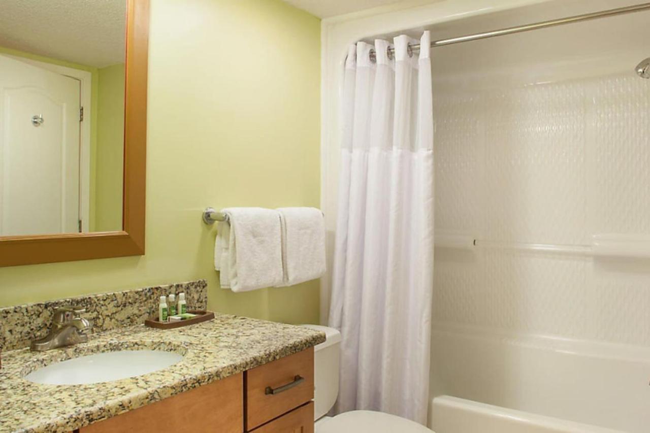 Beach themed 1BD condo with resort amenities including lazy river
