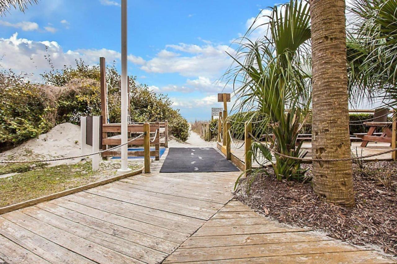 Beach themed 1BD condo with resort amenities including lazy river