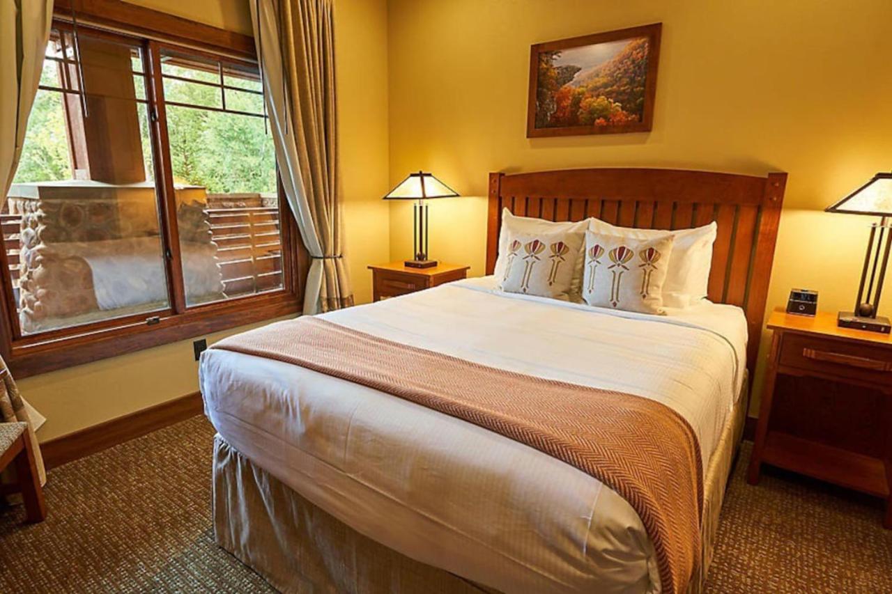 Enjoy the views of Table Rock Lake in this 2BD resort condo view 5