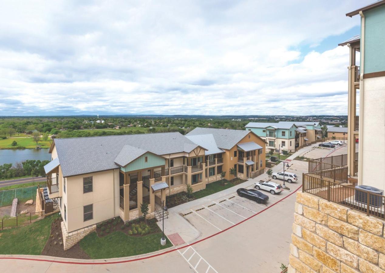 Enjoy the scenery of Lake Marble Falls in 2BD resort condo with family