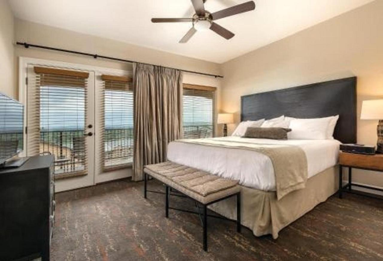 Enjoy the scenery of Lake Marble Falls in 2BD resort condo with family