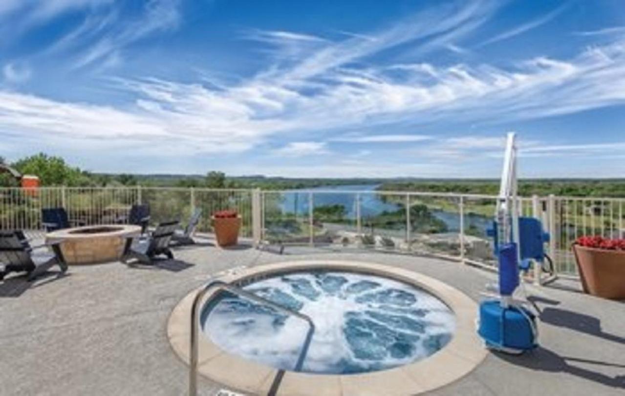 Enjoy the scenery of Lake Marble Falls in 2BD resort condo with family