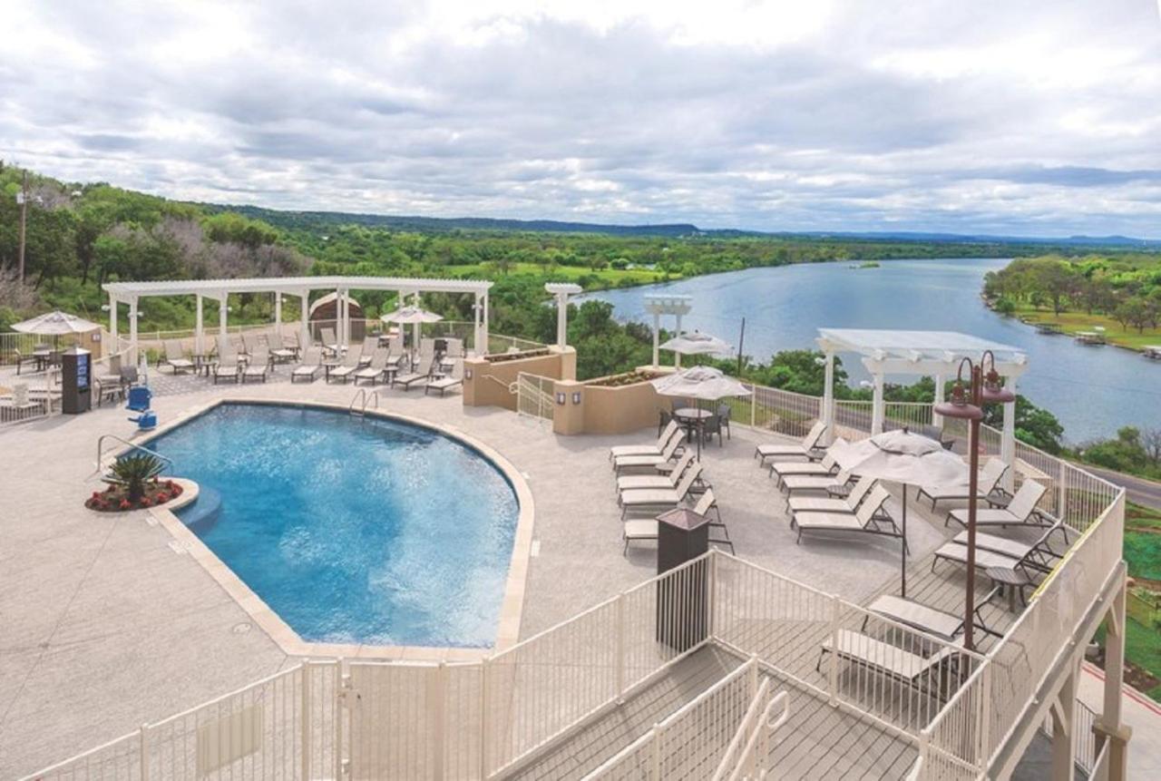Enjoy the scenery of Lake Marble Falls in 2BD resort condo with family