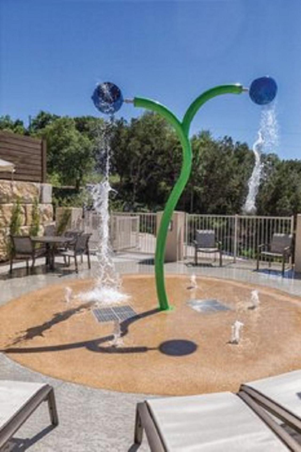 Enjoy the scenery of Lake Marble Falls in 2BD resort condo with family