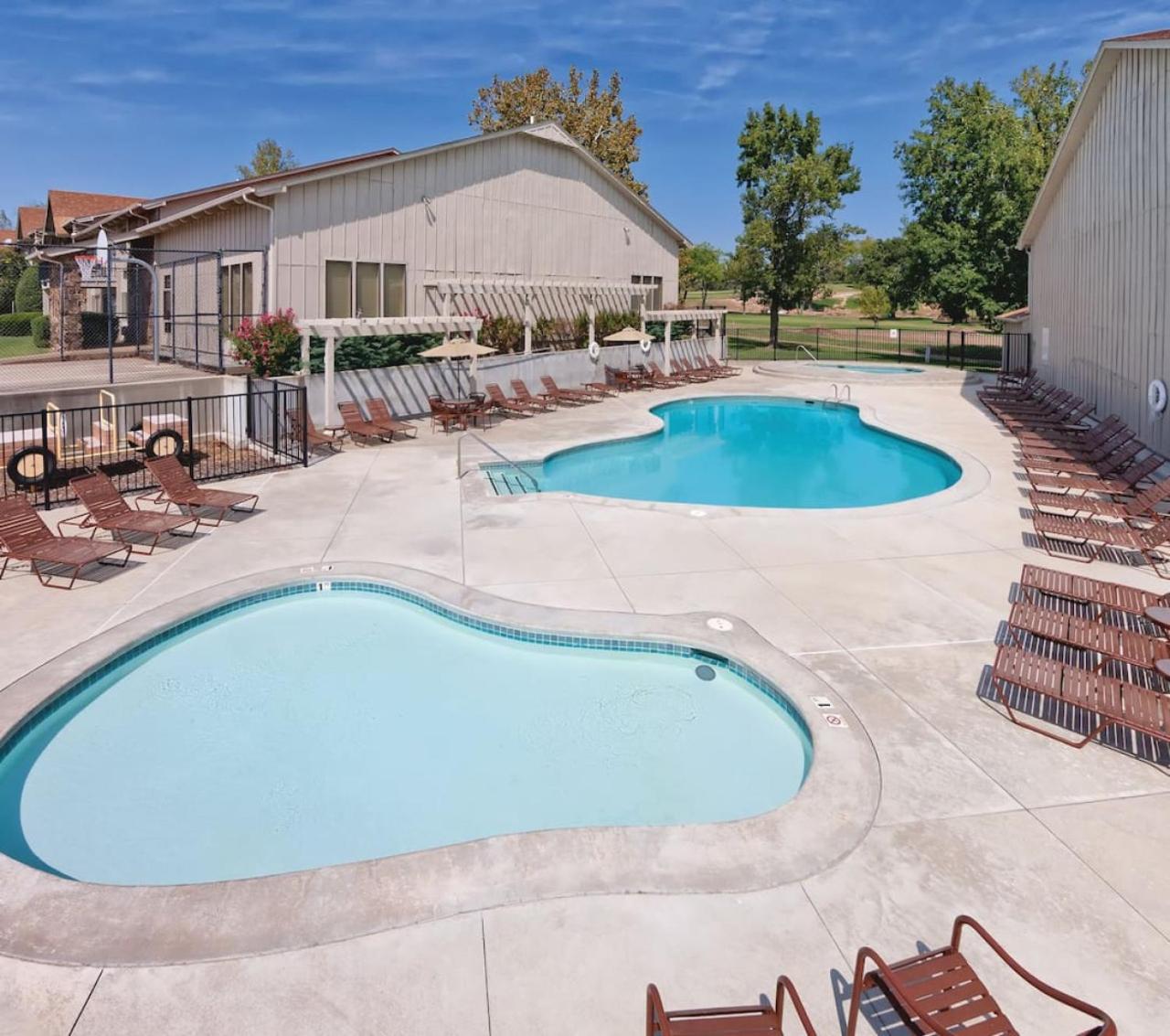 Family Fun on Monkey Island in this resort 2BD con view 3