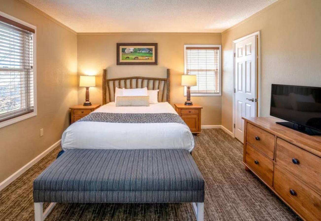 Holiday Inn Oak n Spruce Resort -1BD Sleep up to 4 view 2