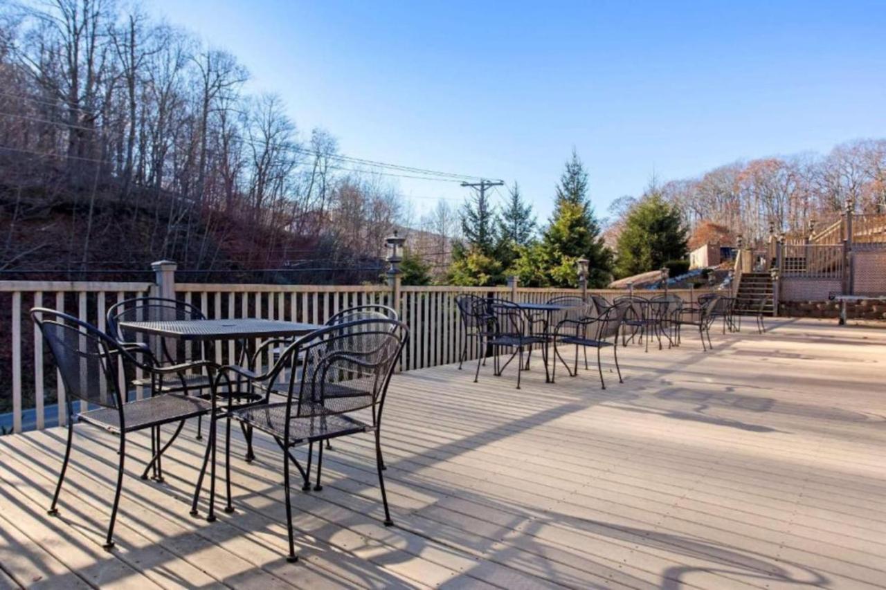 Breathe in Fresh Mountain Air in this 2BD resort condo with amenities onsite