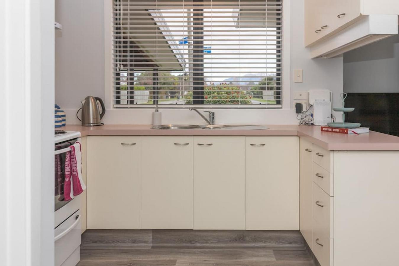 Cute as a button! Sky TV, Wifi, Great Location view 5