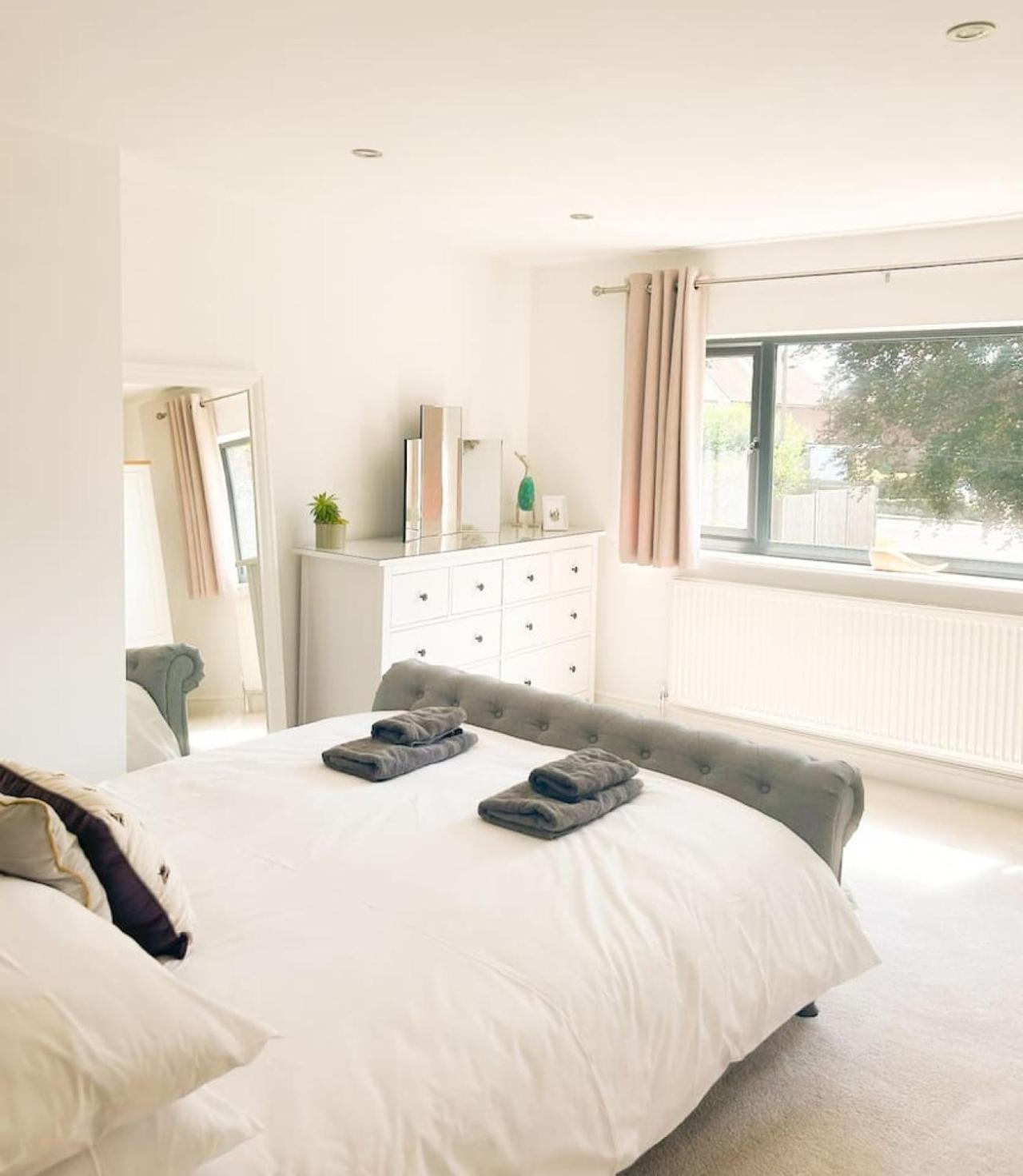 Luxe 5 bed house in Guildford. Morden amenities view 4