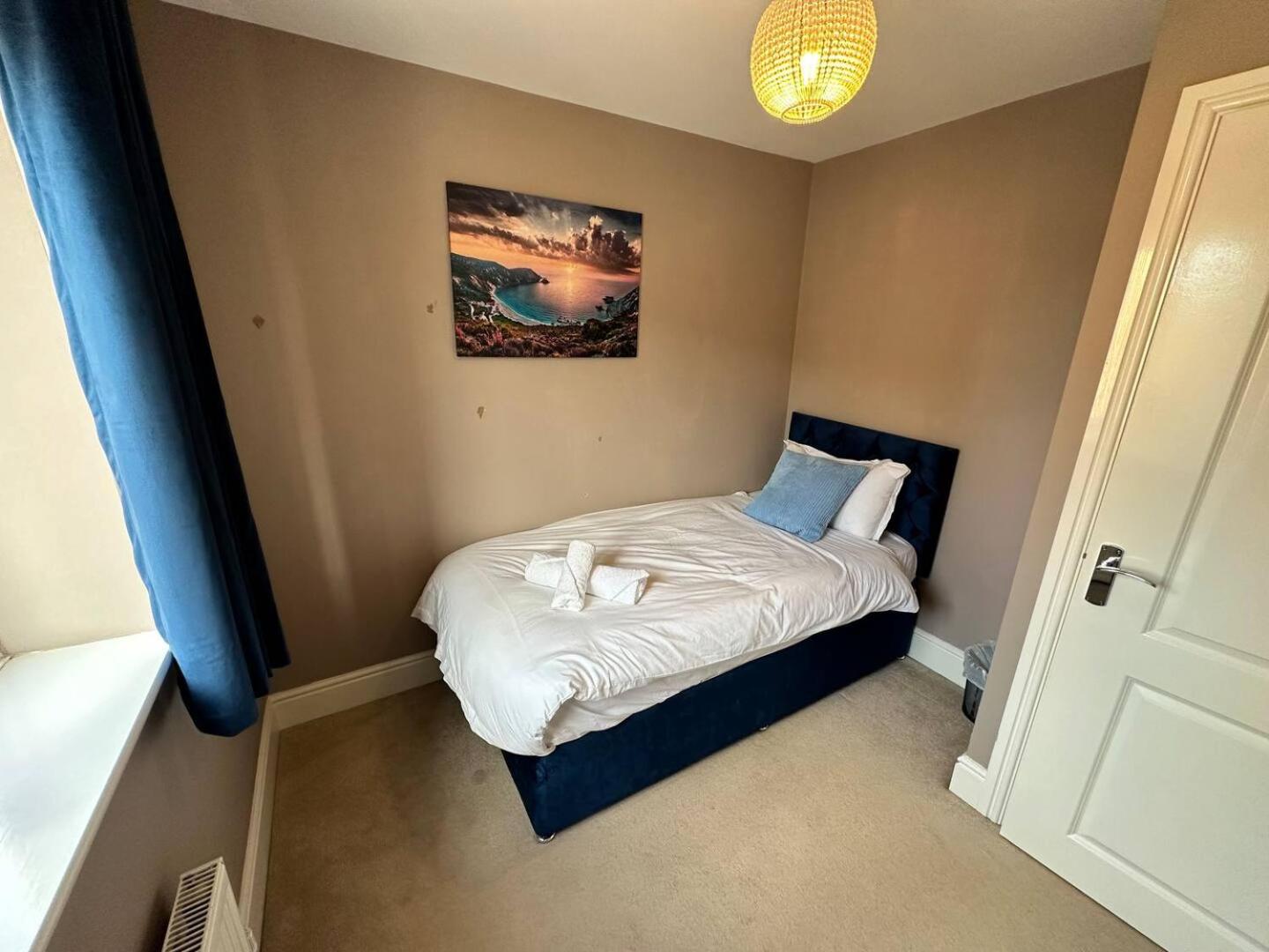 Spacious & Modern Retreat Garden Free Parking! view 3