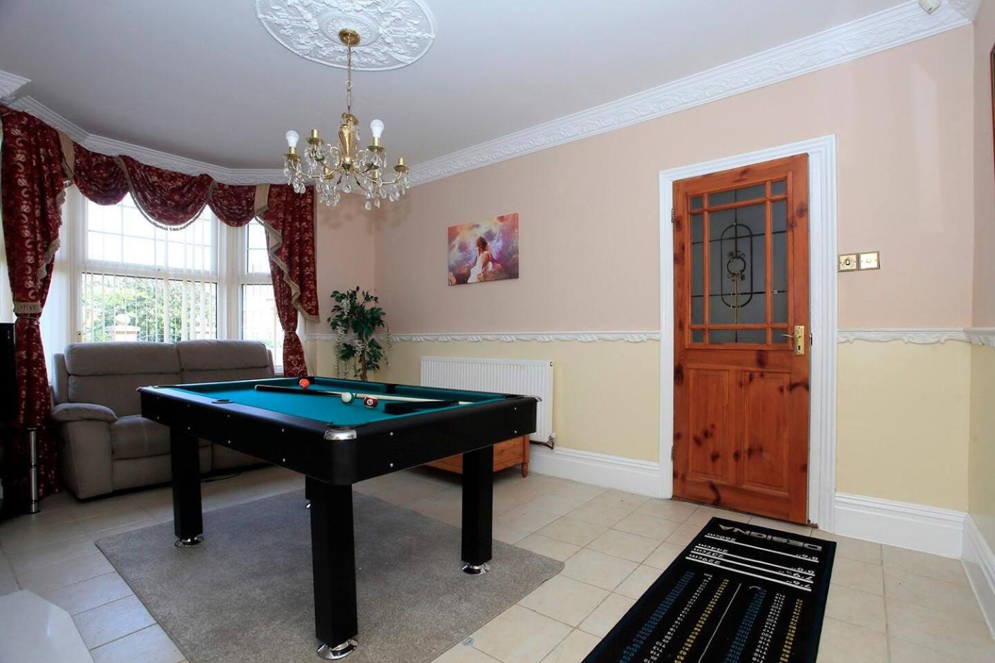 Lincoln Gate House Entertainment Room Hot Tub! view 5