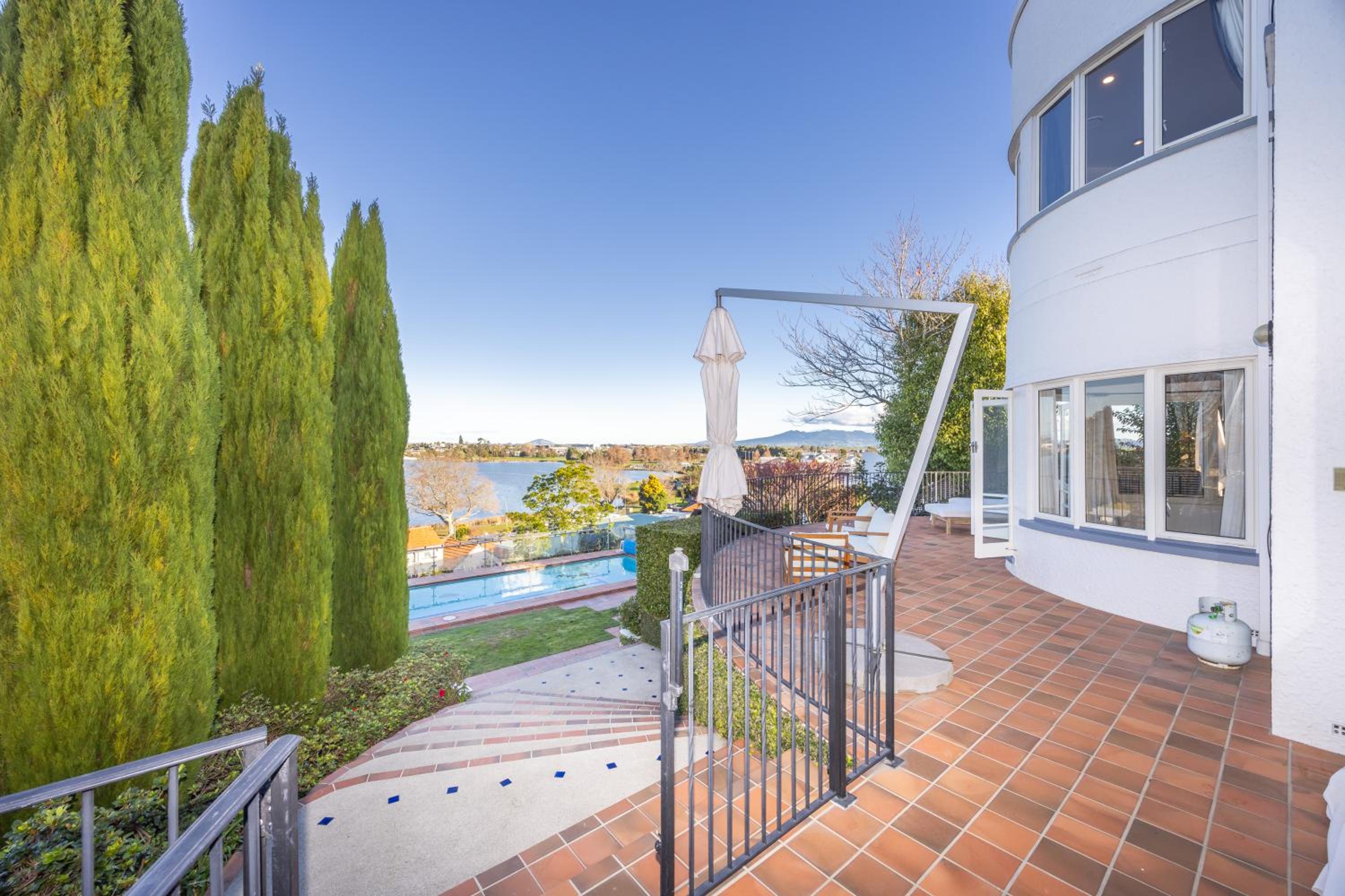 Hamilton Vacations - Timeless Beauty with Lake Views - Property Image 2
