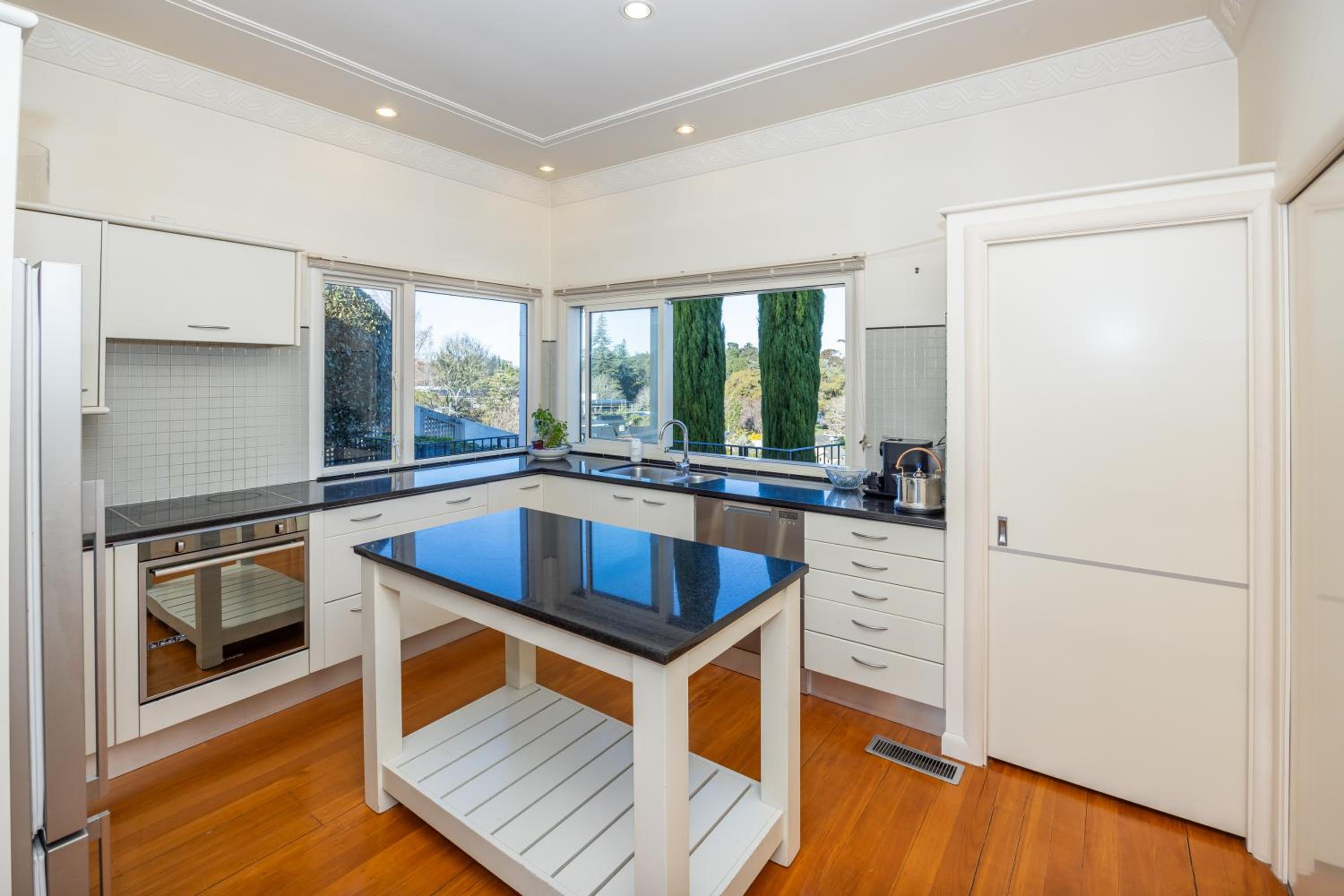 Hamilton Vacations - Timeless Beauty with Lake Views - Property Image 3