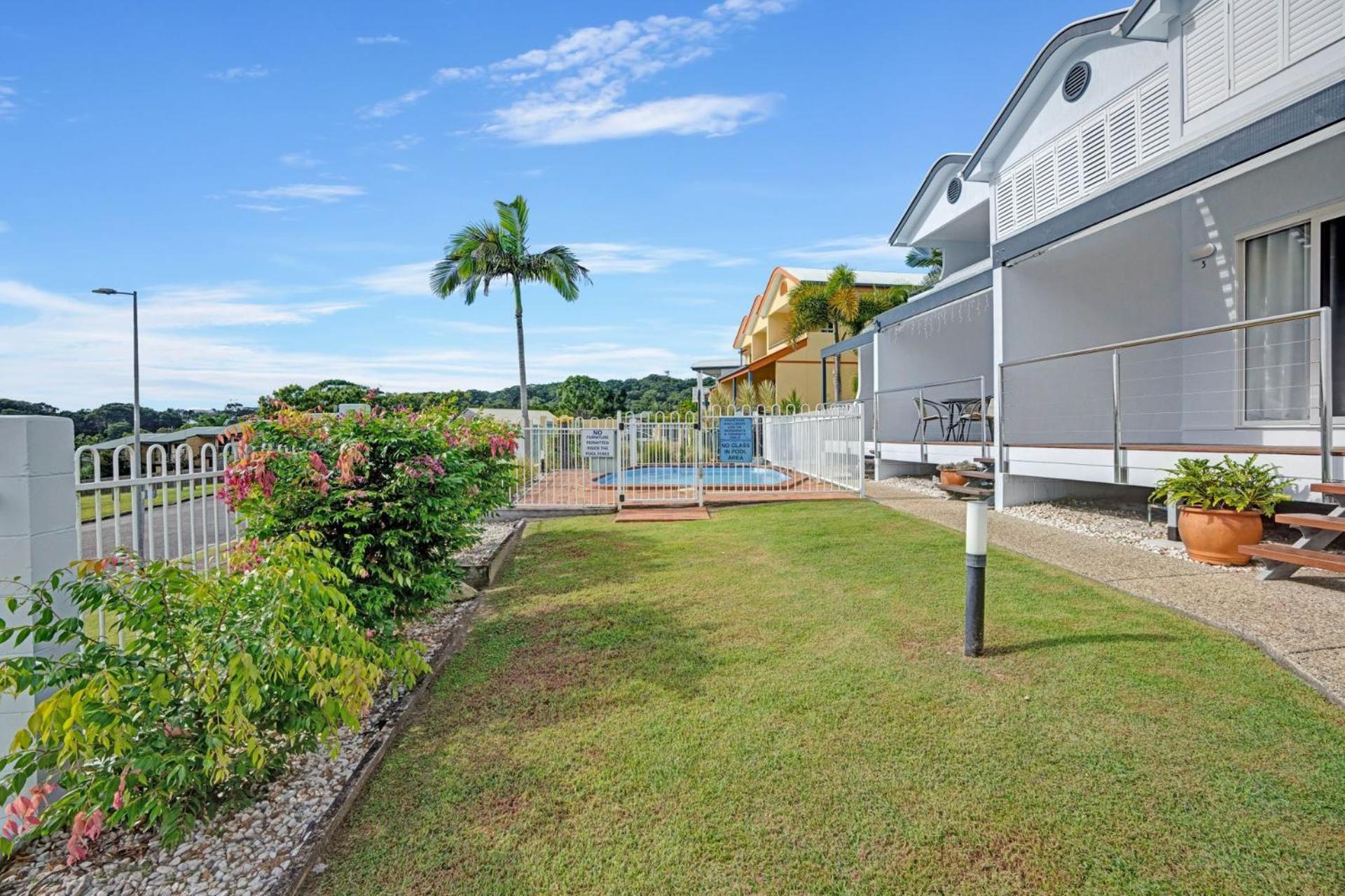 1-42 Manooka Drive - Rainbow Beach Swimming pool, views, walk to beach